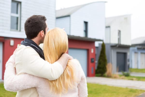 Couple devant maison