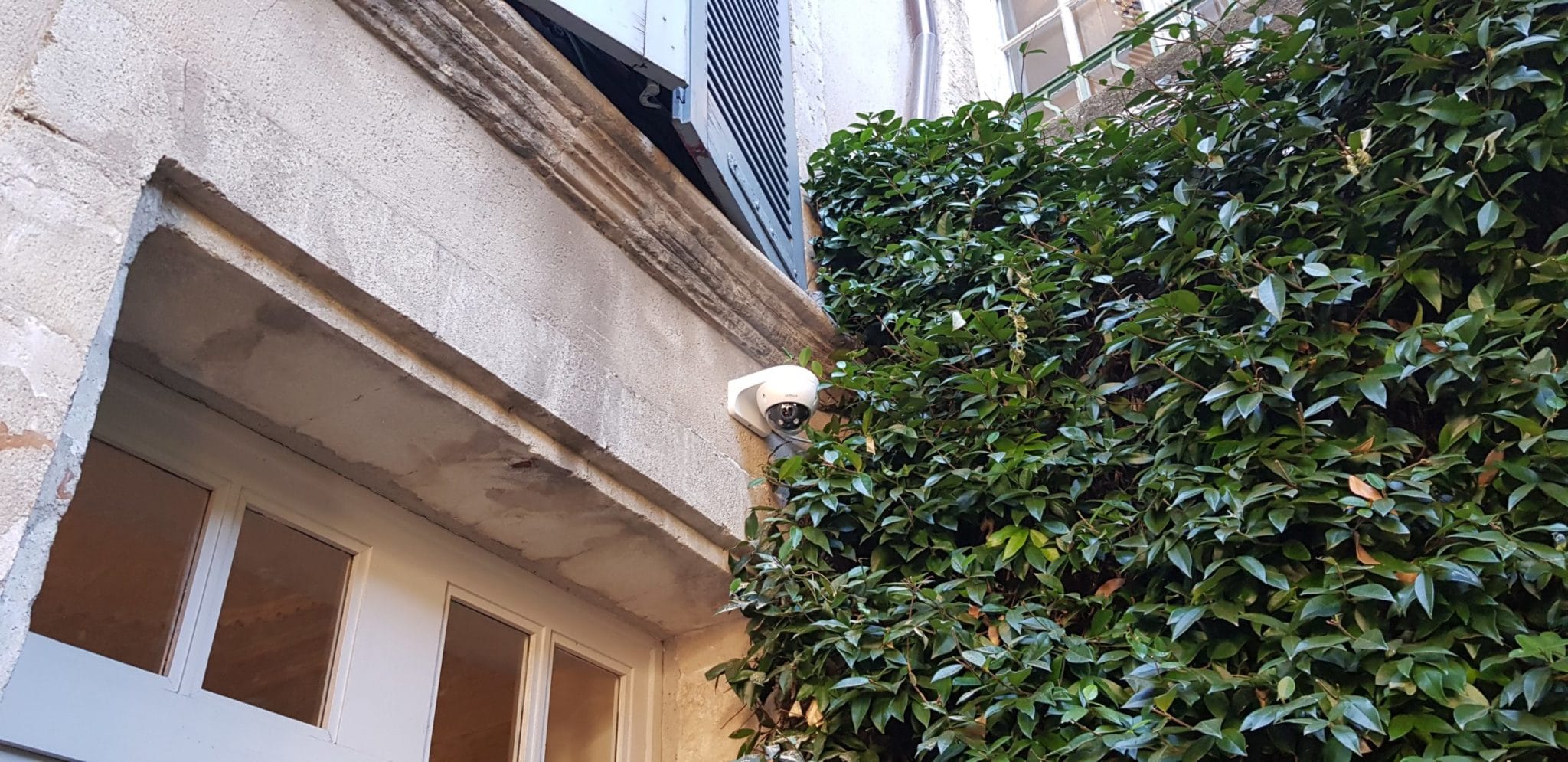 Pose de caméra de vidéosurveillance extérieure dans un hôtel à Avignon