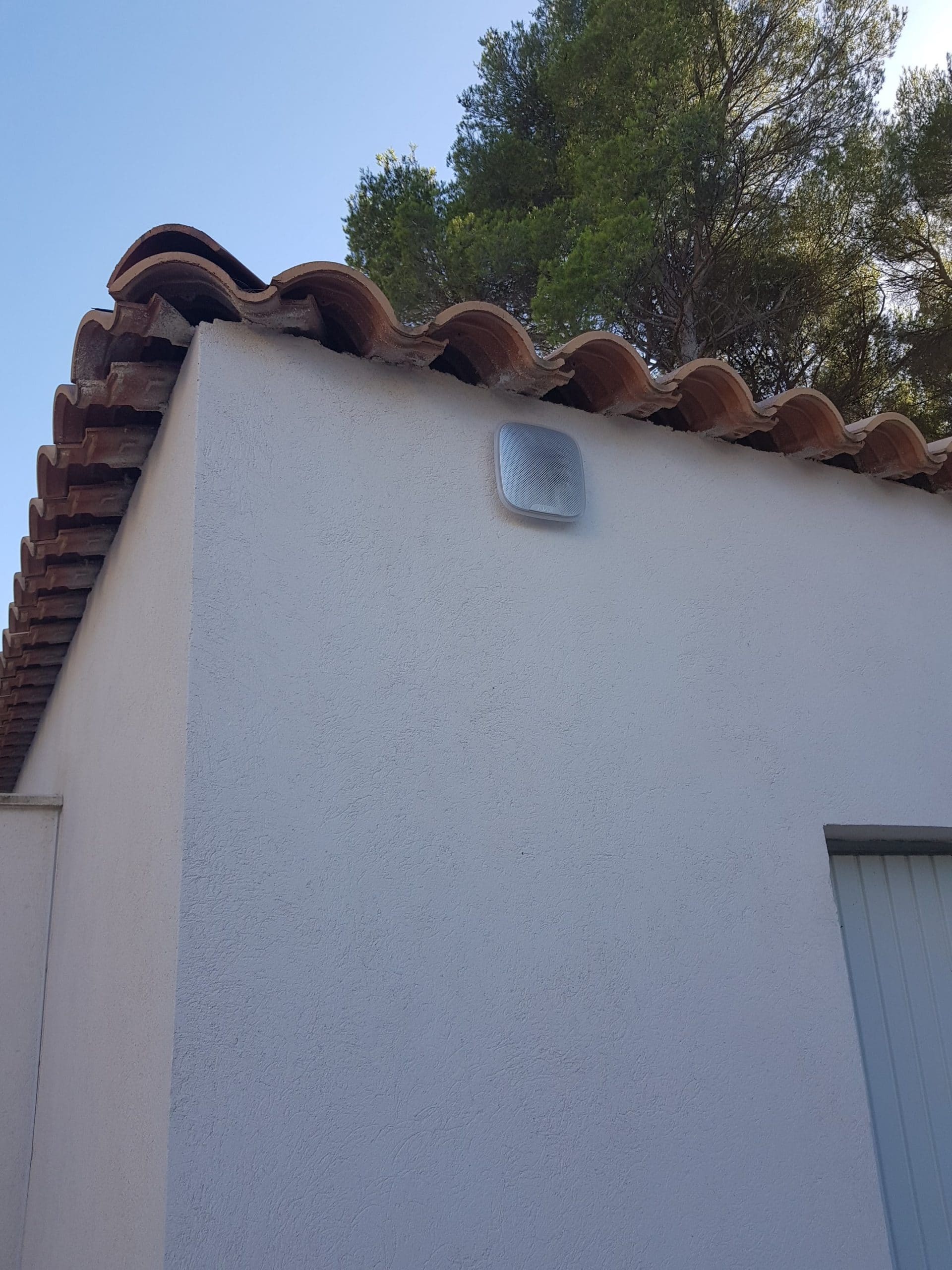 Installation et programmation de détecteur de zone en extérieur pour une villa à Ventabren