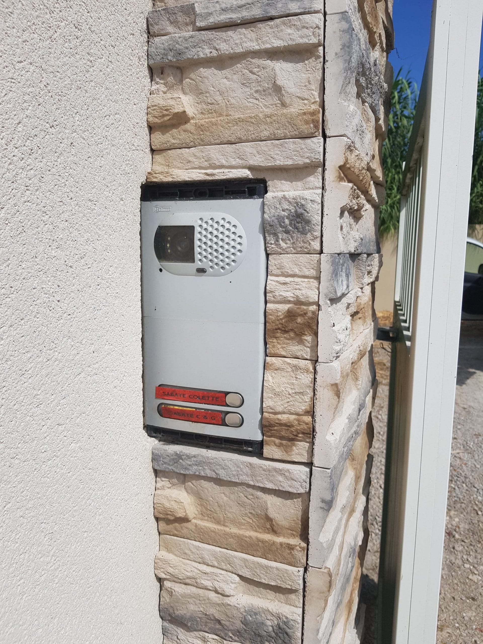 dépose ancien visiophone d'une maison à Lançon de Provence