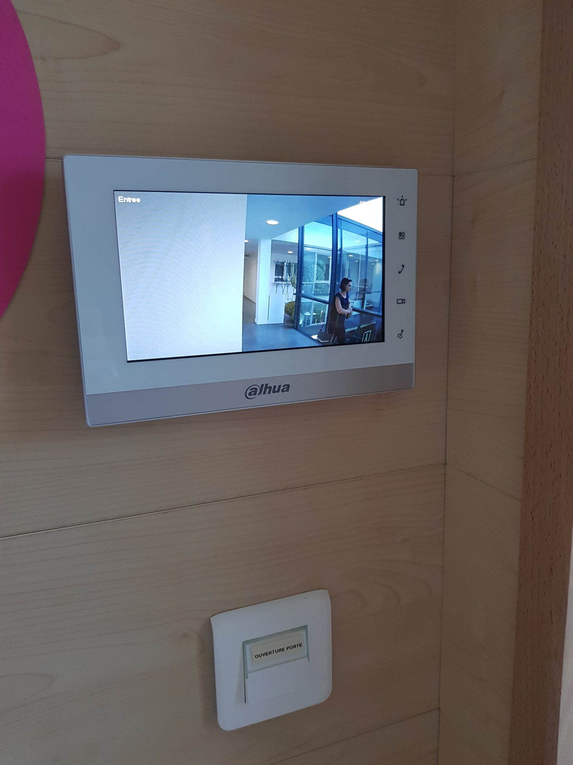Pose d'un écran tactile pour visiophone à Aix Les Milles