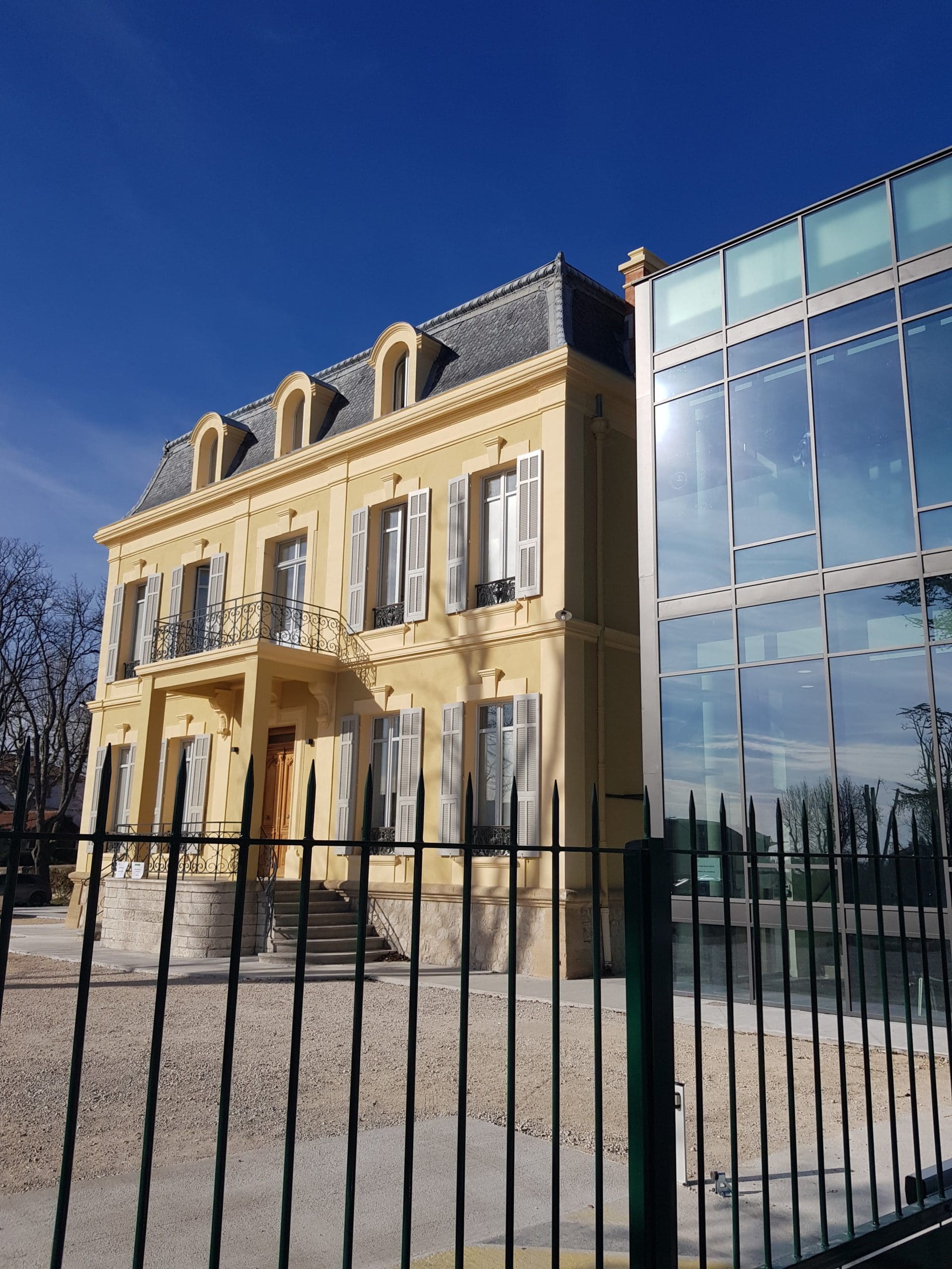 Installation d'alarme et détecteurs de mouvement pour la sécurité d'une clinique à Aix en Provence