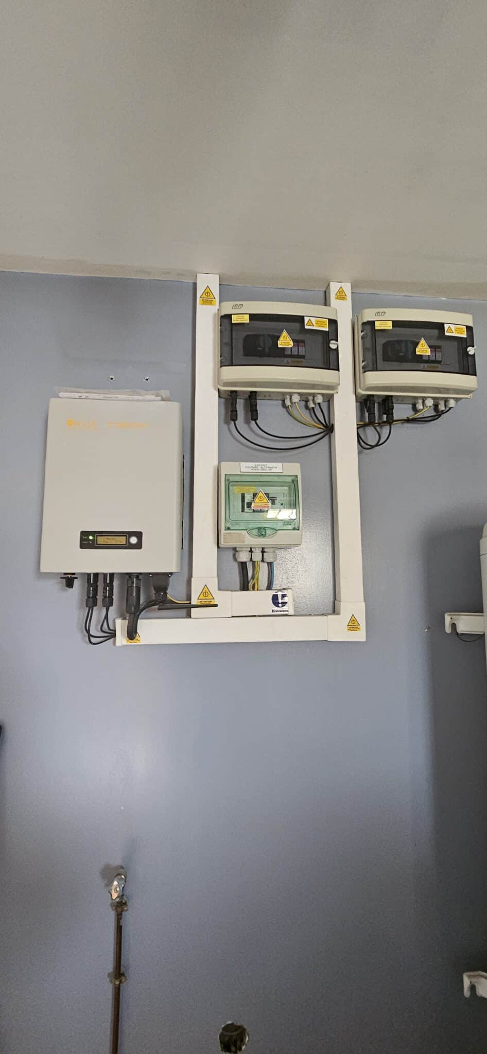 Onduleur photovoltaïque défectueux avant son remplacement par SOPRO ELEC