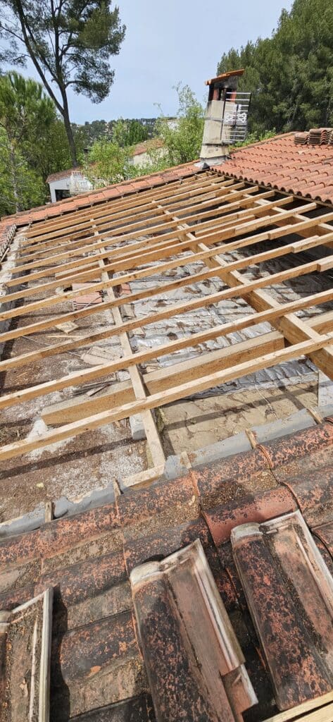 Retrait de panneaux solaires obsolètes sur une toiture à Bouc-Bel-Air – Intervention de SOPRO ELEC