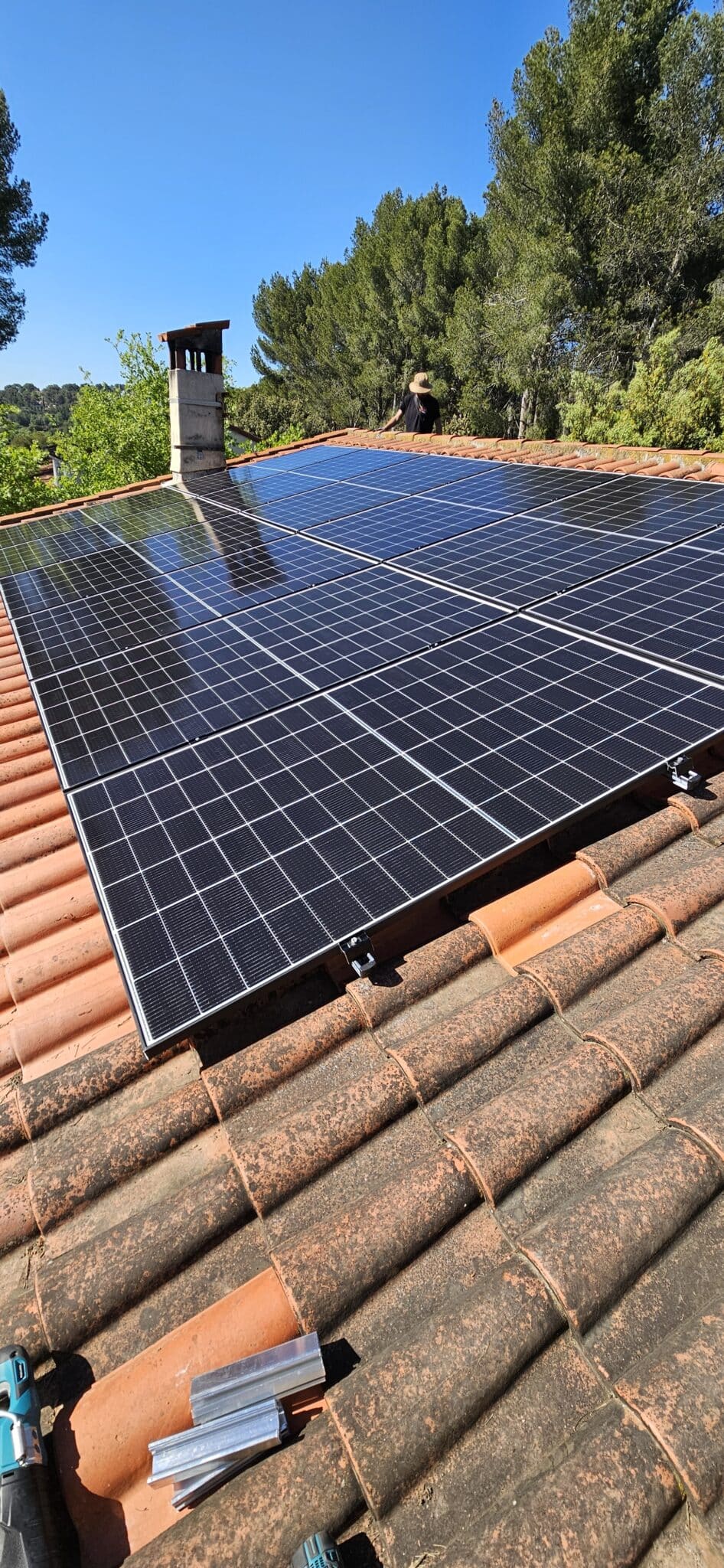 Pose de 12 panneaux photovoltaïques de 500 Wc en surimposition sur une toiture à Bouc-Bel-Air – SOPRO ELEC