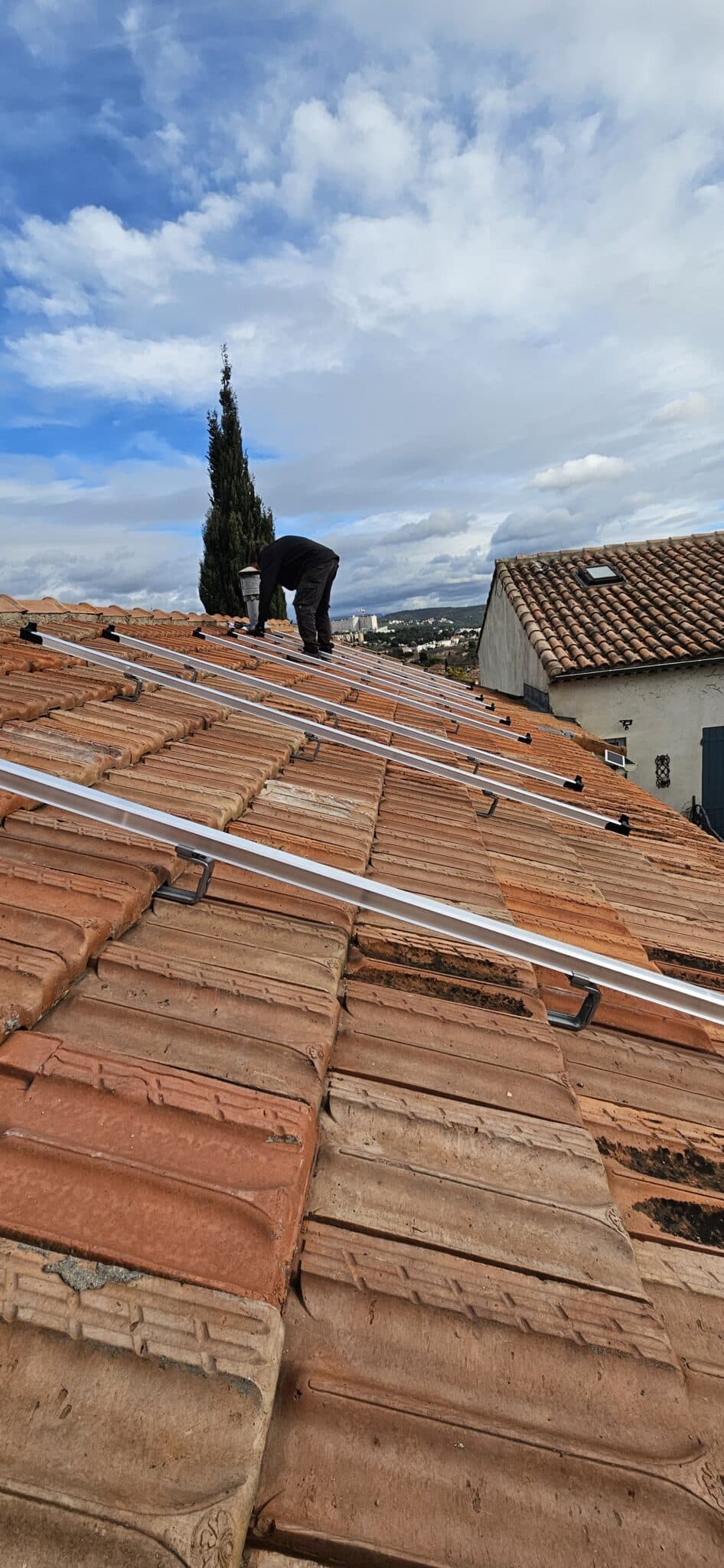 Pose de panneaux solaires 5 kWc aux Les Pennes-Mirabeau : 8 modules en paysage et 2 en portrait en toiture résidentielle par SOPRO ELEC
