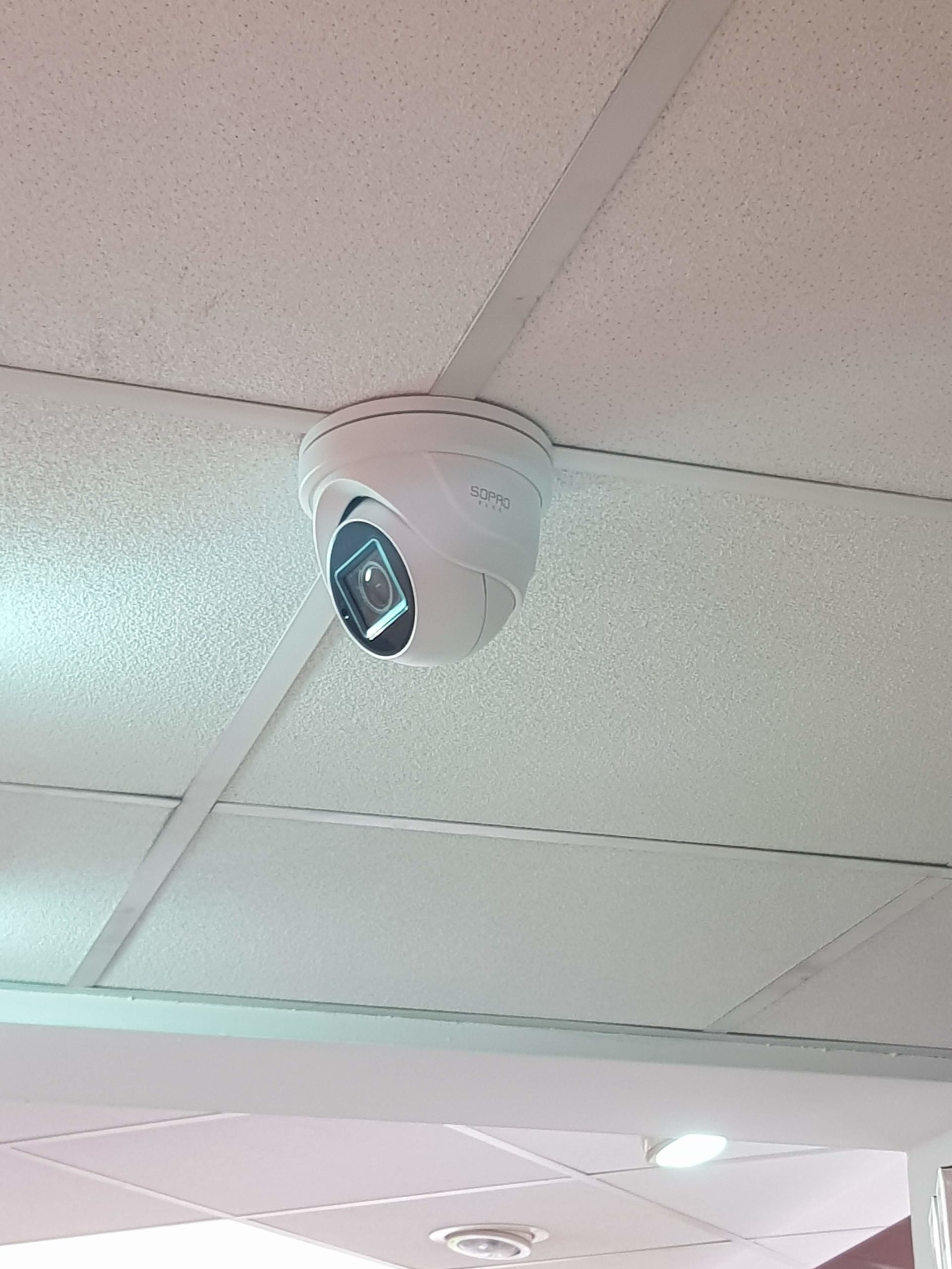 Pose de caméra de vidéorveillance intérieur dans une pharmacie à Aix en Provence