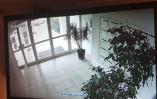 exemple d affichage vu par les caméras de vidéosurveillance dans un hall d immeuble a aix en provence