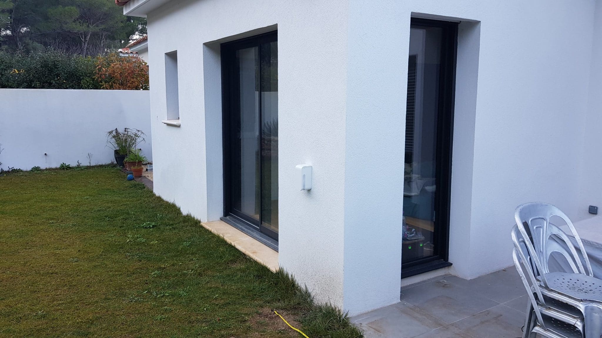 Alarme extérieure pour protéger une baie vitrée coulissante d'une maison à Ventabren