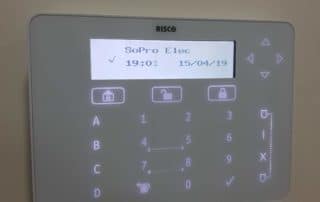 Programmation et vérification des zones d'alarme avec le clavier Risco dans une clinique vétérinaire à Aix en Provence