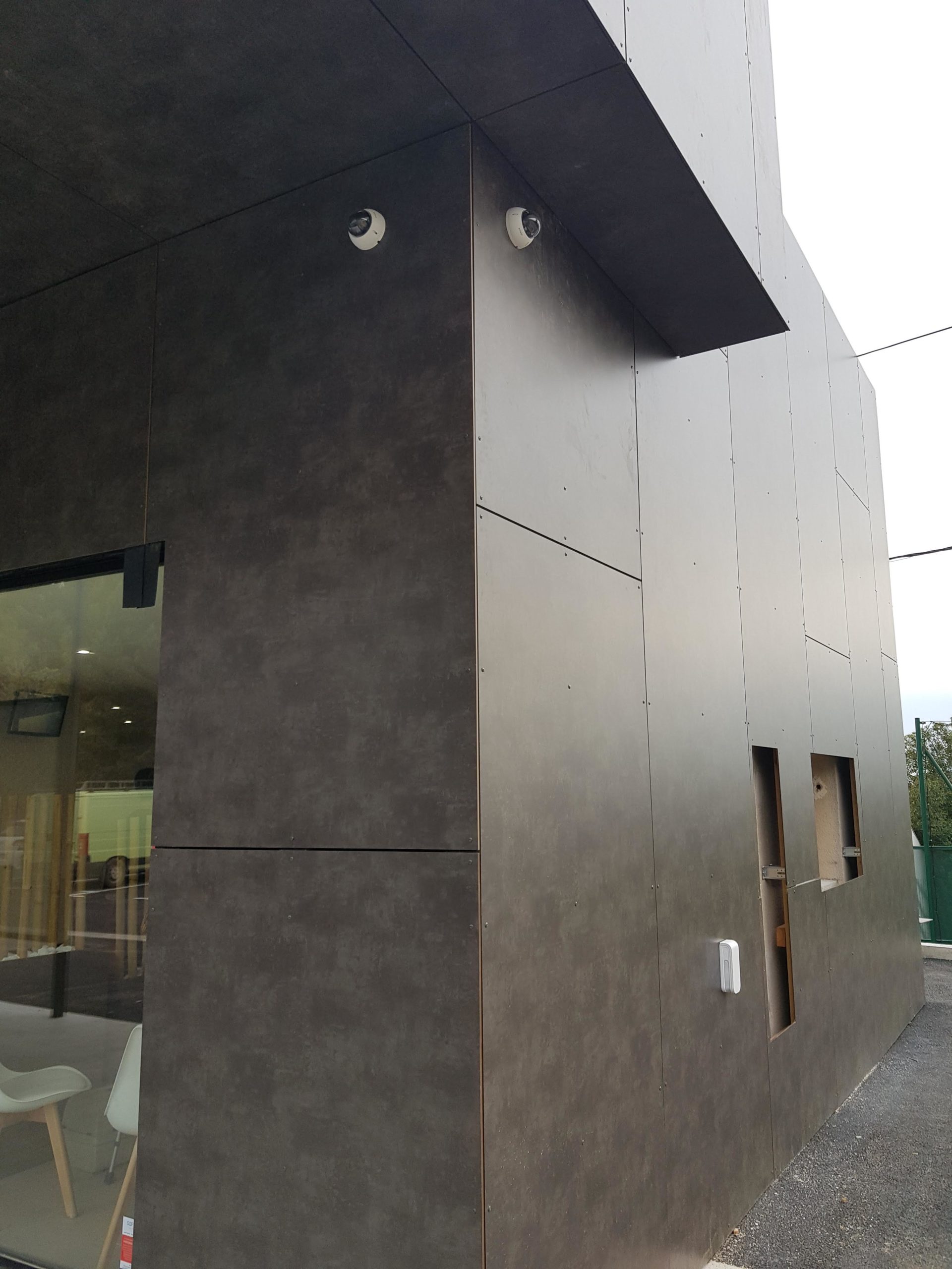 Protection de l'extérieur d'une clinique vétérinaire sur Aix en Provence avec l'installation de 2 caméras IK10 et d'un détecteur d'alarme extrérieur Optex Bxs