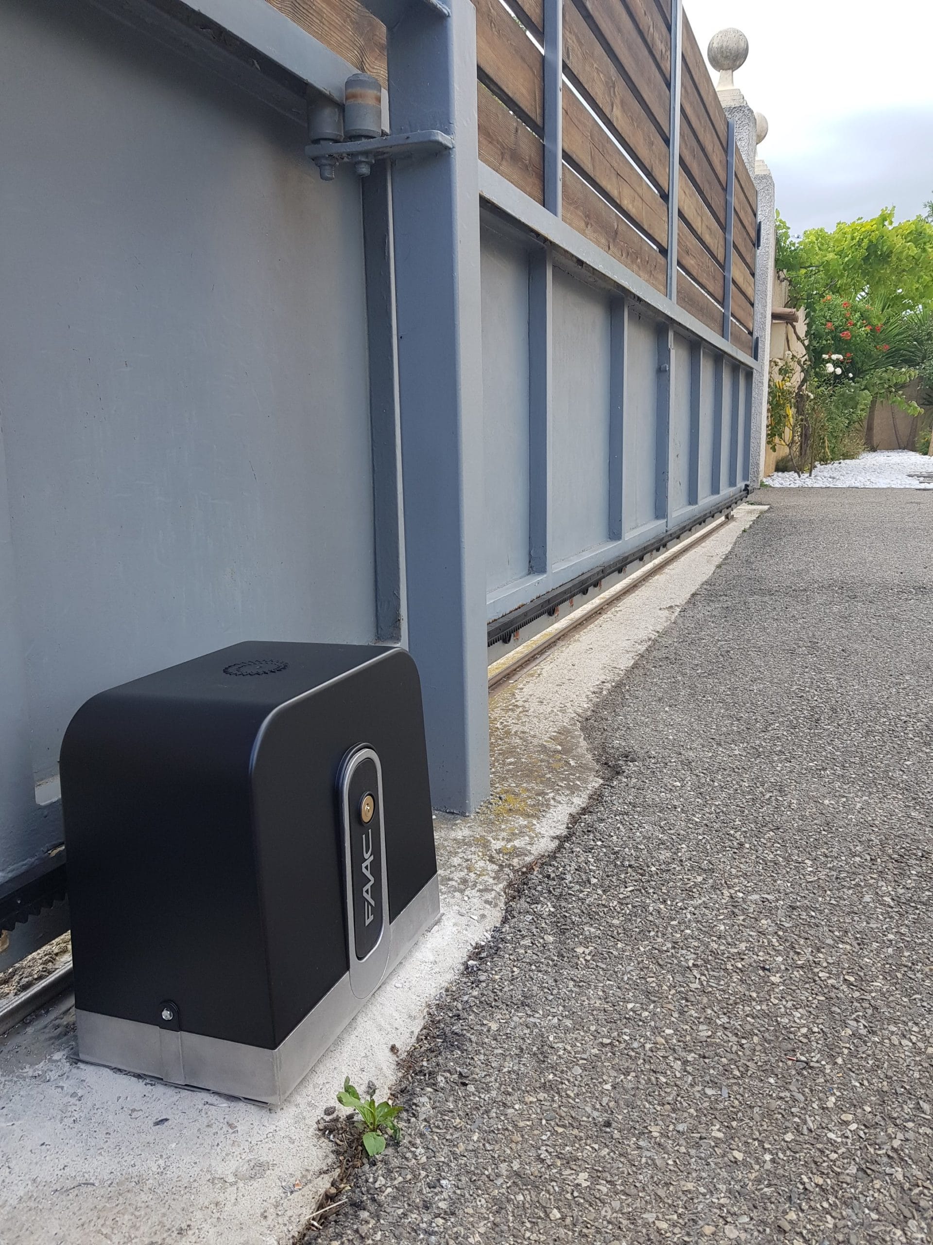 Remplacement de moteur d'un portail coulissant avec télécommande d'ouverture à Salon de Provence