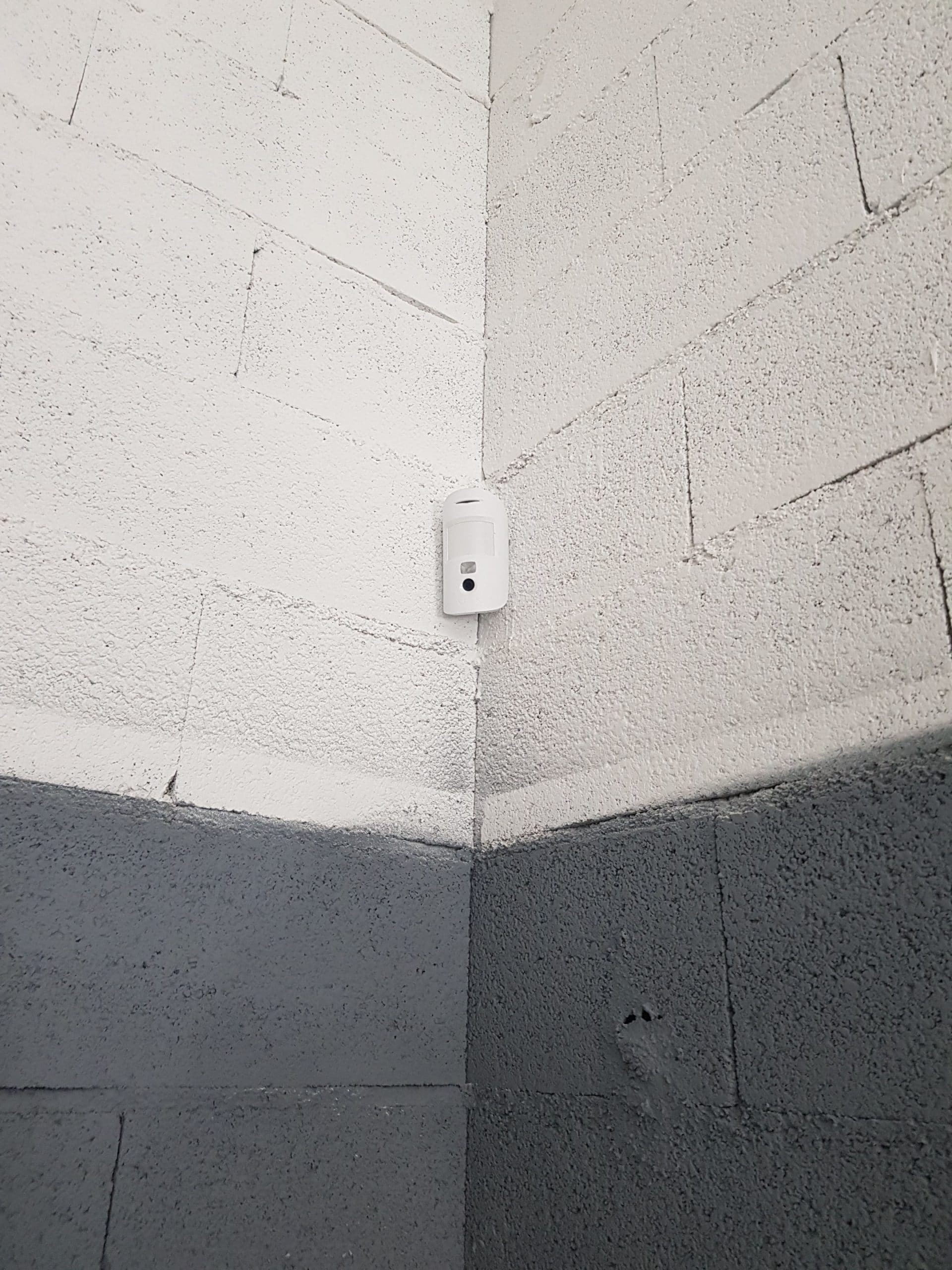 Détecteur de mouvement avec prise photo pour la sécurité d'un atelier de garage proche d'Aix en Provence