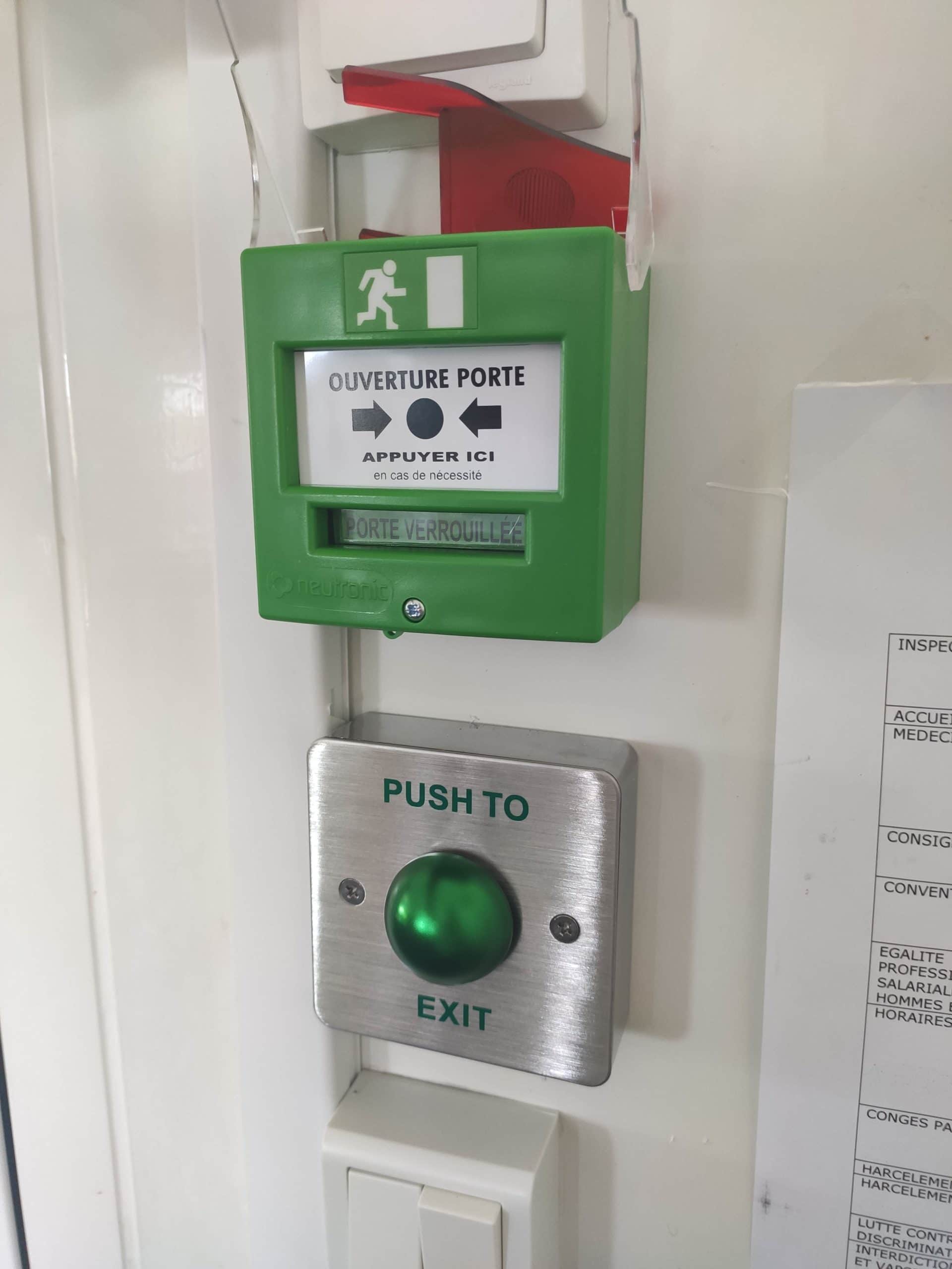 Installation de contrôle d'accès avec bouton poussoir pour un entrepôt à Gardanne