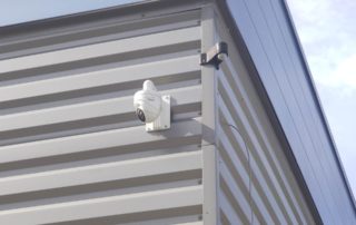 Pose de caméra de surveillance extérieure pour sécurité de local professionnel près d'Aix en Provence