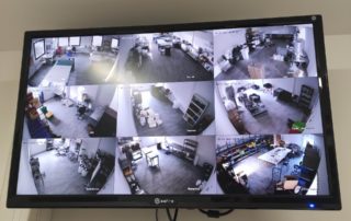 Ecran de contrôle de caméras de vidéosurveillance dans les locaux près de Vitrolles