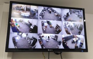 Ecran de controle de système de surveillance dans un entrepot aux Pennes Mirabeau