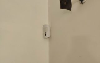 Installation d'alarme sans fil détecteur de mouvement avec prise de photo et centrale d'alarme pour un appartement à Marseille