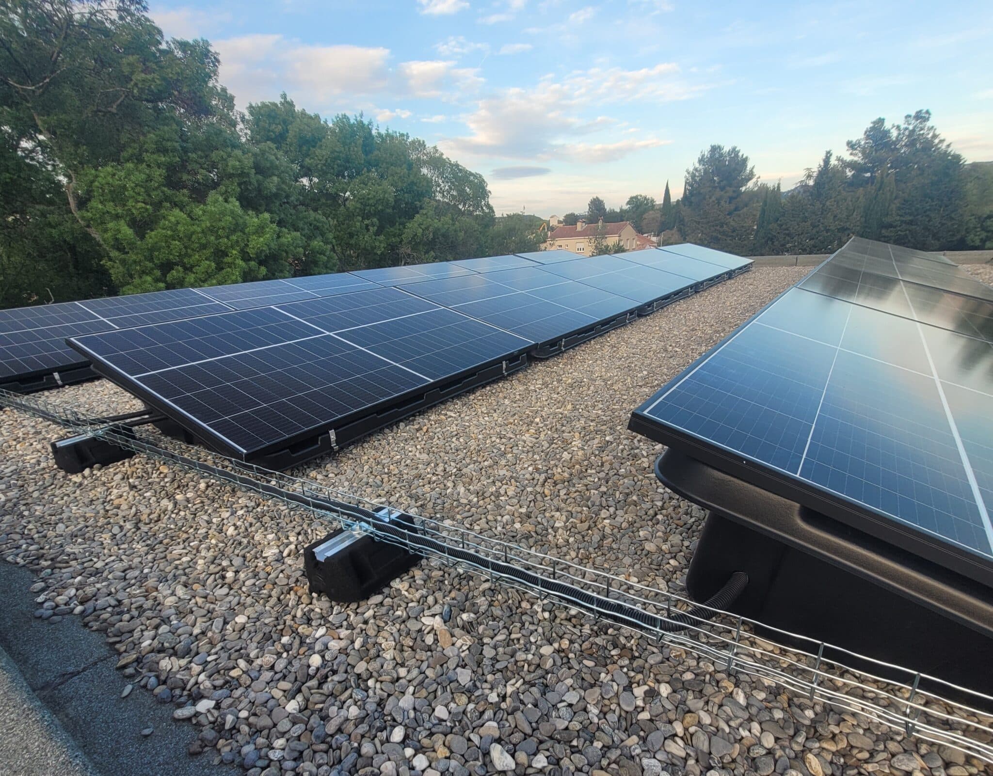 Panneaux solaires toit plat sur Marignane