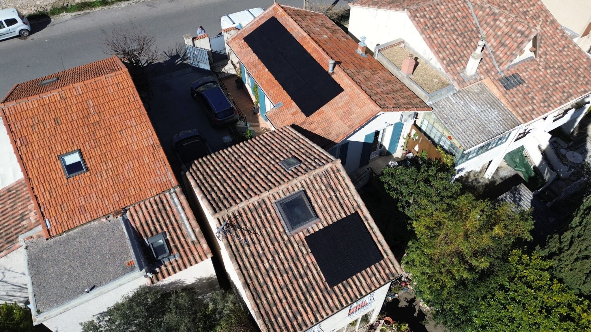 Installation de 10 panneaux photovoltaïques 500Wc Trina Solar avec micro-onduleurs APsystems en pose paysage et portrait aux Les Pennes-Mirabeau par SOPRO ELEC.