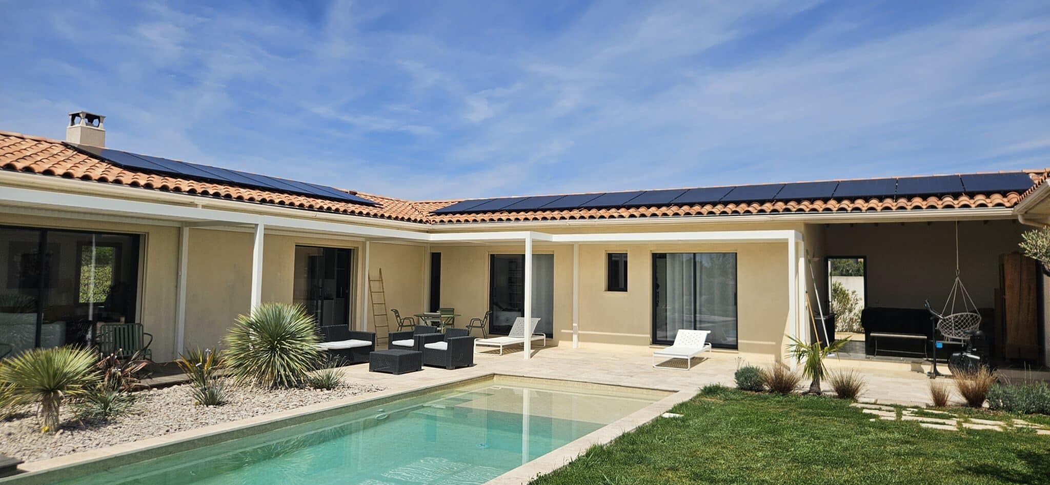 Installation photovoltaïque 9 kWc sur maison individuelle à Pourrières dans le Var avec panneaux solaires Trina Solar