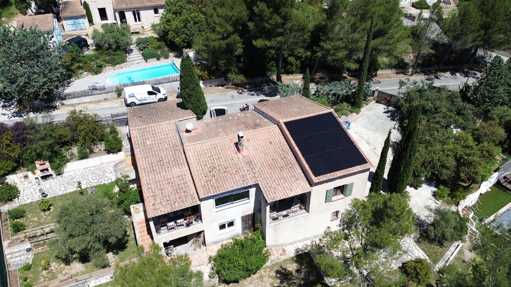 Installation de 12 panneaux photovoltaïques à Vernègues avec micro onduleurs ATMOCE