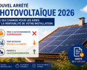 Illustration du nouvel arrêté photovoltaïque 2026 montrant la suppression de la prime à l'autoconsommation, la baisse du tarif de rachat et la priorité donnée à l'autoconsommation solaire.